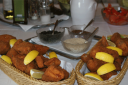 Knusprige steirische Backhendln im Körberl schmecken der ganzen Familie
