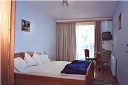 Unser Familienzimmer mit Terrasse (Elternraum ist durch eine Türe vom Kinderraum mit Stockbett getrennt)
Es ist unser ROSENQUARZZIMMER