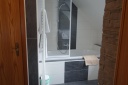 Im Chalcedonzimmer, im Jaspiszimmer und im Rosenquarzzimmer ist Du/Bad vom WC getrennt